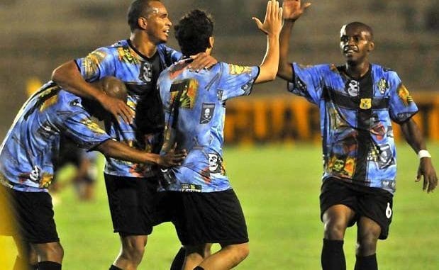 Camisa do Brasiliense em homenagem ao Dia do Rock, com Aloísio Chulapa na equipe - Brasiliense/Divulgação