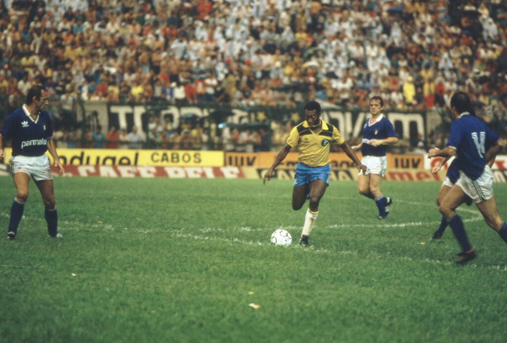 Pelé, do Brasil, no jogo contra a Itália, na Copa Pelé de Futebol Seniores- Jorge Rosenberg
