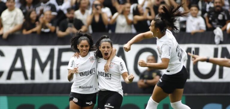 Times femininos de Corinthians e Lyon têm séries de vitórias superiores ao Al-Hilal