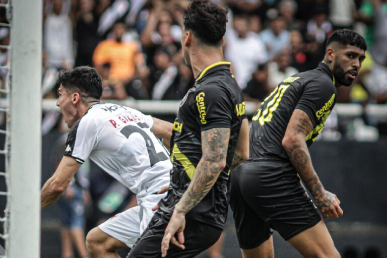 Vasco bate Botafogo por 4 a 2 e toma lugar do rival no G4 do Carioca