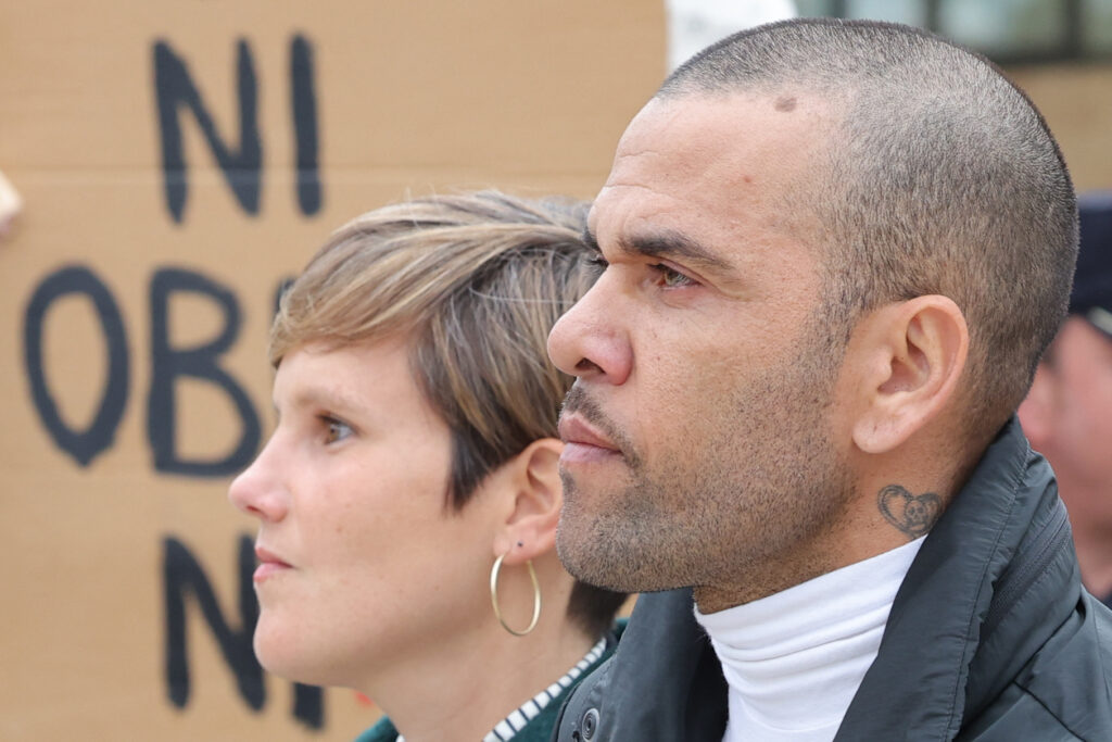 Daniel Alves e a advogada Inés Guardiola, responsável por sua defesa - Lluis Gene/AFP