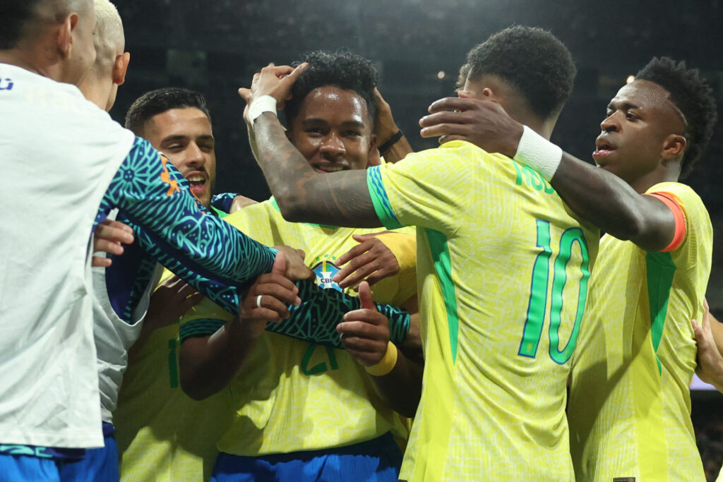 Abraçado por companheiros, Endrick comemora o gol de empate do Brasil - Pierre-Philippe Marcou/AFP