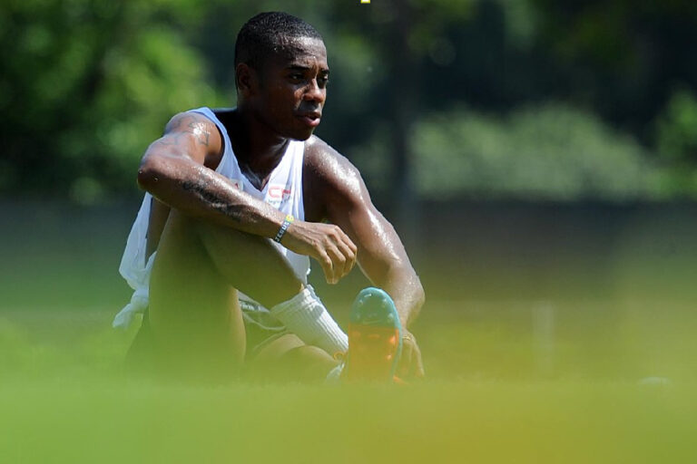Robinho passa a dividir cela de 8 m² com outro preso