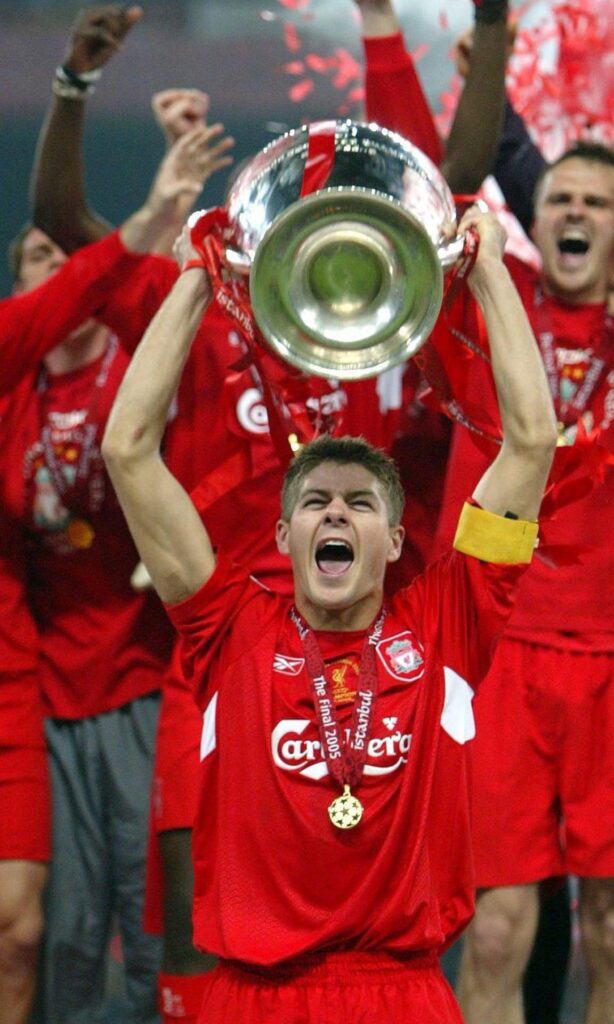Gerrard, capitão do Liverpool, na conquista da Liga dos Campeões de 2005 - EFE/KERIM OKTEN