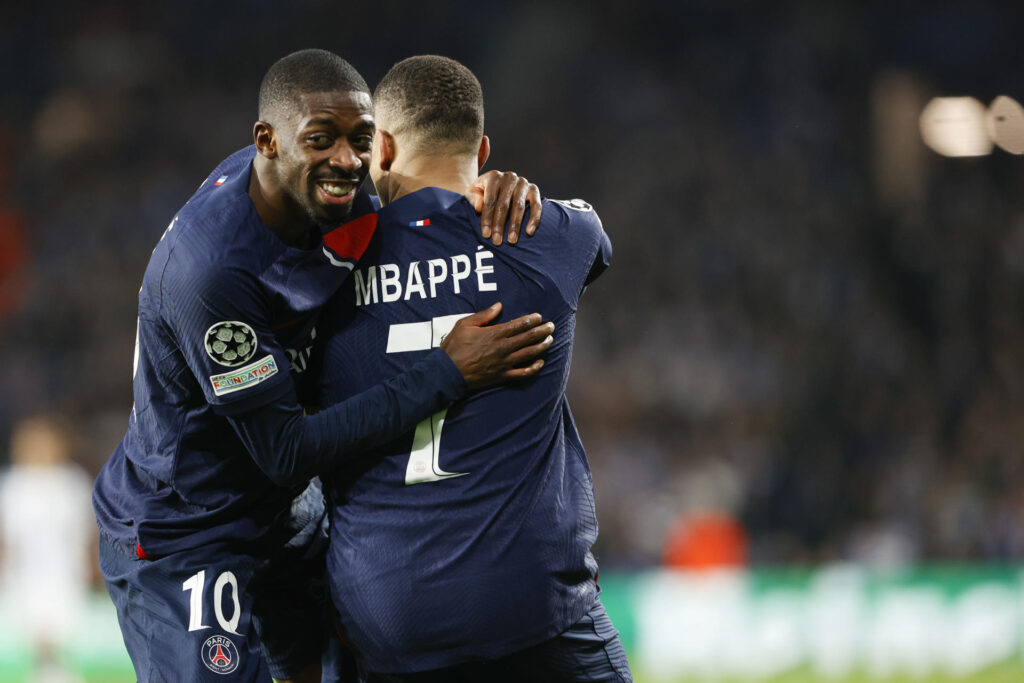 Dembelé e Mbappé se abraçam em jogo da Champions League - EFE/Juan Herrero