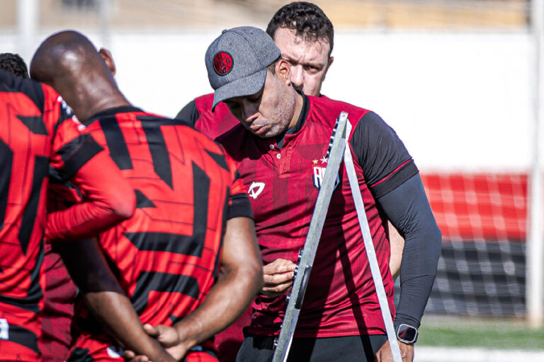 Jair Ventura conquista torcida e pode bater recorde no Atlético-GO