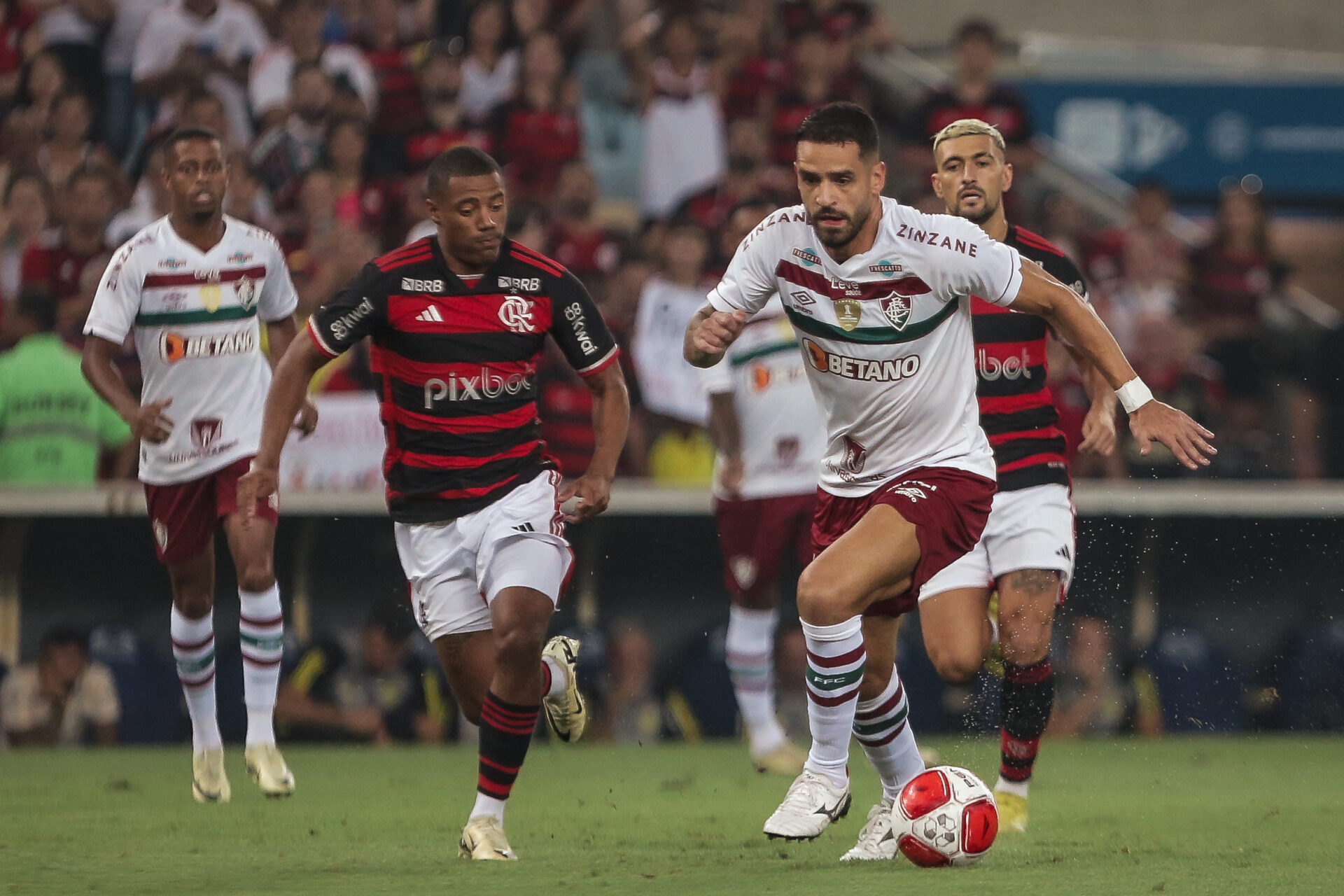 Flamengo é pragmático, segura o Fluminense e avança à final do Carioca
