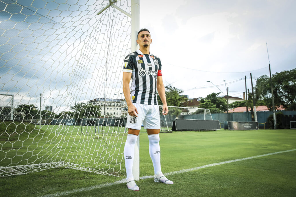Capitão e camisa 8 sonha, Pituca quer conduzir o Santos novamente à elite nacional - Alexandre Battibugli/Placar