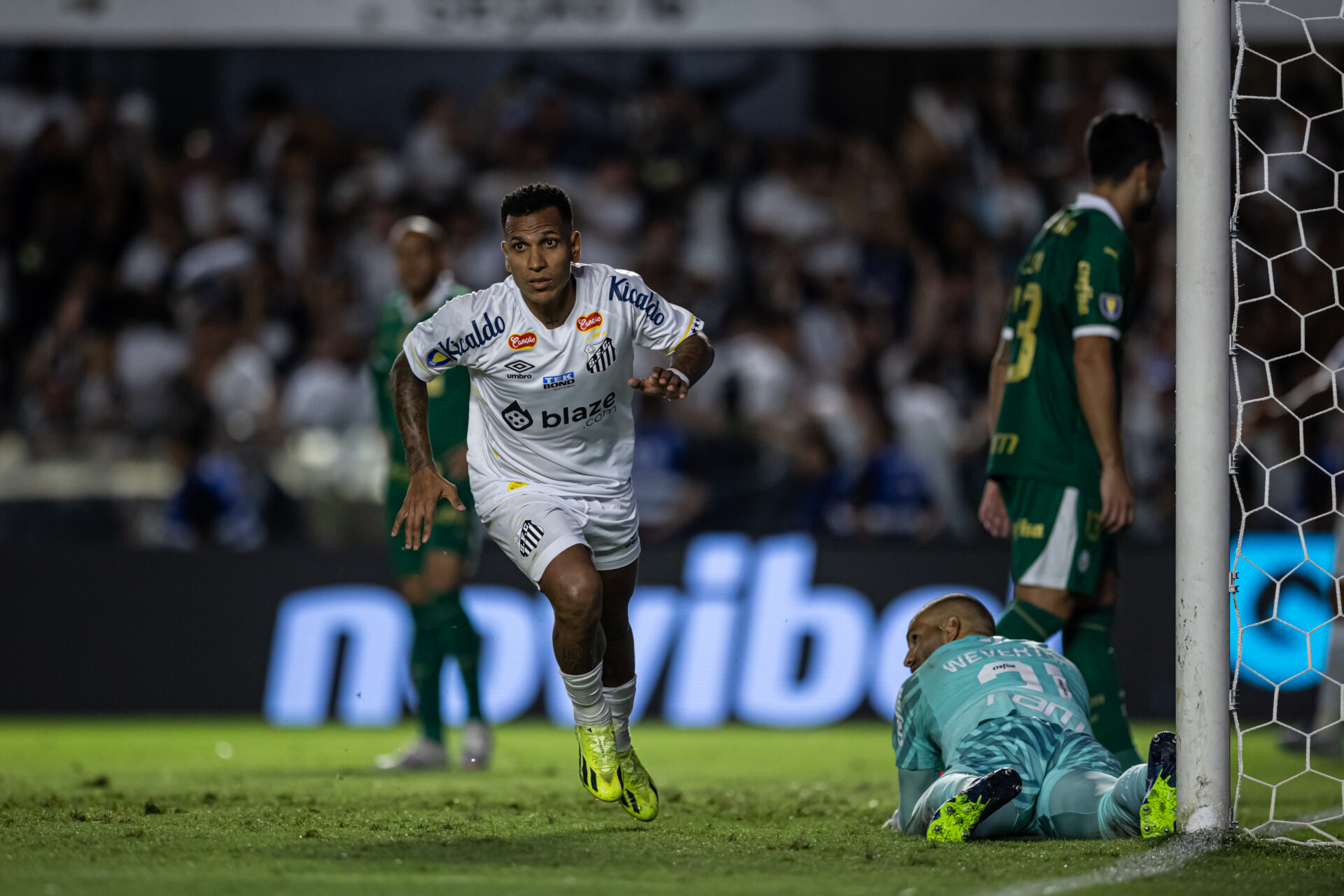 Santos derruba o Palmeiras na Vila e larga na frente pelo título do Paulistão