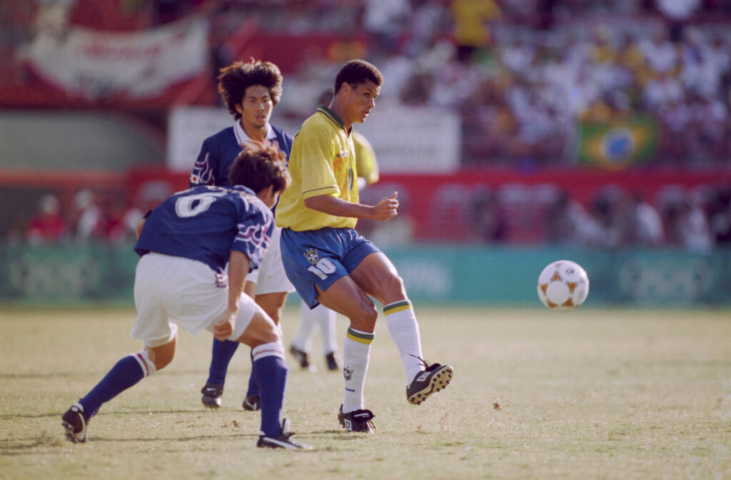 Rivaldo passando a bola durante partida das Olimpíadas de 1996 - Getty Images