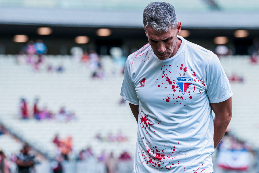 Vojvoda veste camisa com 'marcas de sangue', um protesto do clube pedindo por punições severas aos responsáveis pelo atentado - Mateus Lotif/Fortaleza EC