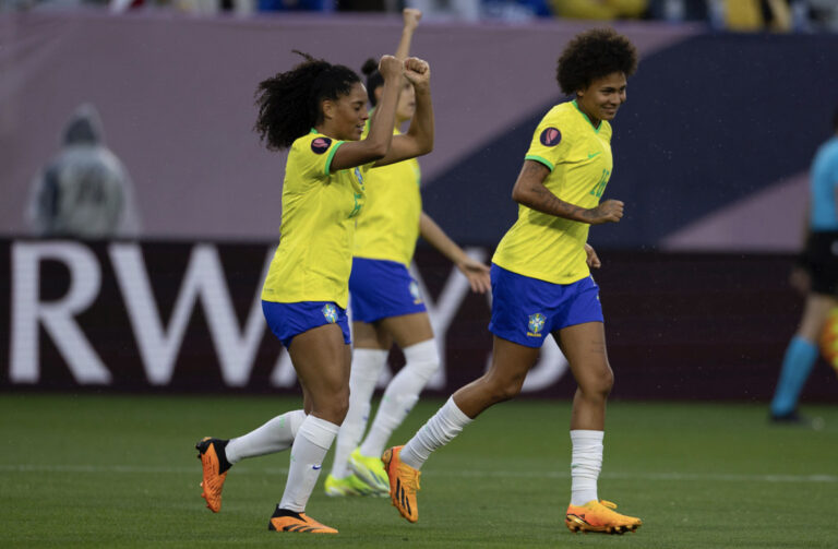 Brasil vence México e aguarda EUA na final da Copa Ouro