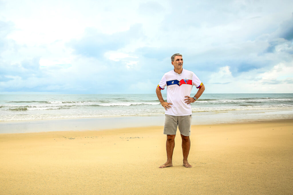 Na praia, à vontade e com a camisa do Tricolor do Pici:: um casamento perfeito - Alexandre Battibugli/Placar