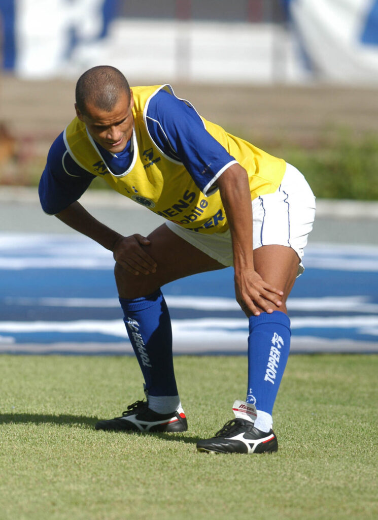 Rivaldo atuou pelo Cruzeiro dois anos depois do penta - PLACAR