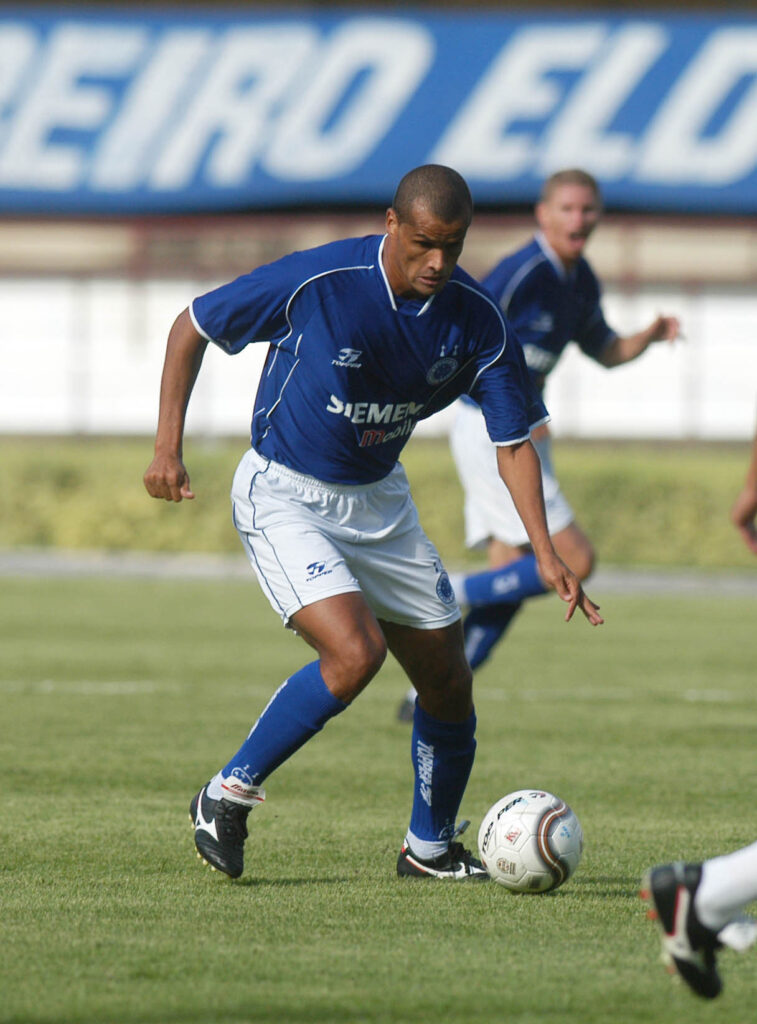 Rivaldo atuou pelo Cruzeiro dois anos depois do penta - PLACAR