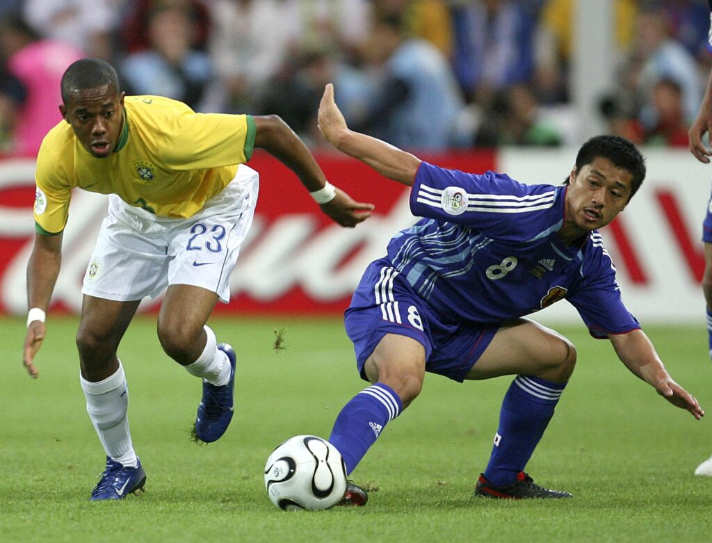 Robinho com a camisa da seleção brasileira durante partida da Copa do Mundo de 2006 - EFE/MARCELO SAYAO