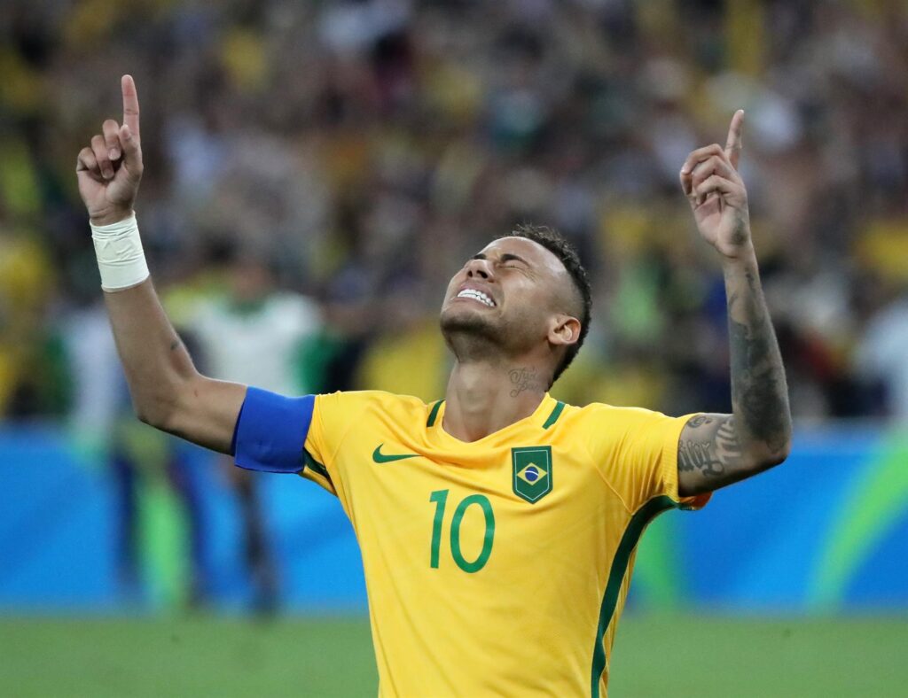 Neymar comemorando após converter o pênalti do ouro inédito nas Olimpíadas do Rio de Janeiro, 2016 - EFE/ALEJANDRO ERNESTO