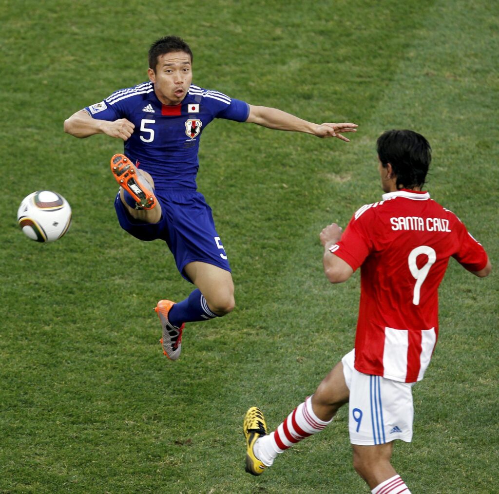Roque Santa Cruz em ação pelo Paraguai na Copa do Mundo de 2010 - EFE/KERIM