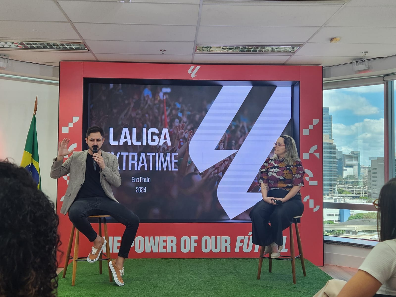 Diego Alonso (à esq.) em evento de LaLiga na Câmara do Comércio da Espanha, em São Paulo - Luiz Felipe Castro/PLACAR