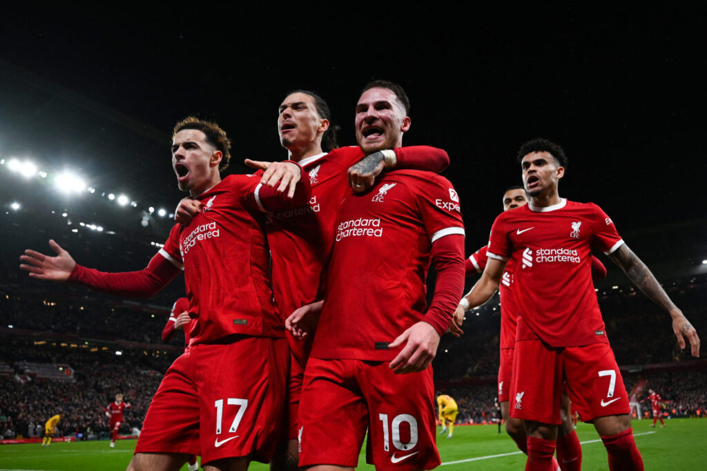 Alexis Mac Allister comemora o segundo gol do Liverpool, desempatando a partida - Paul Ellis/AFP