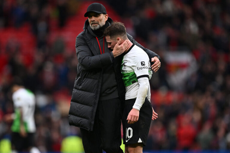 Liverpool empata com United e perde liderança da Premier League para o Arsenal