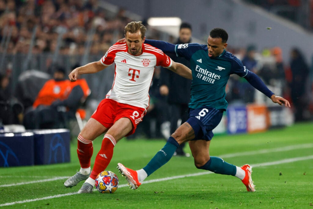 Harry Kane e Gabriel Magalhães em disputa de bola na Allianz Arena - Michaela Stache/AFP