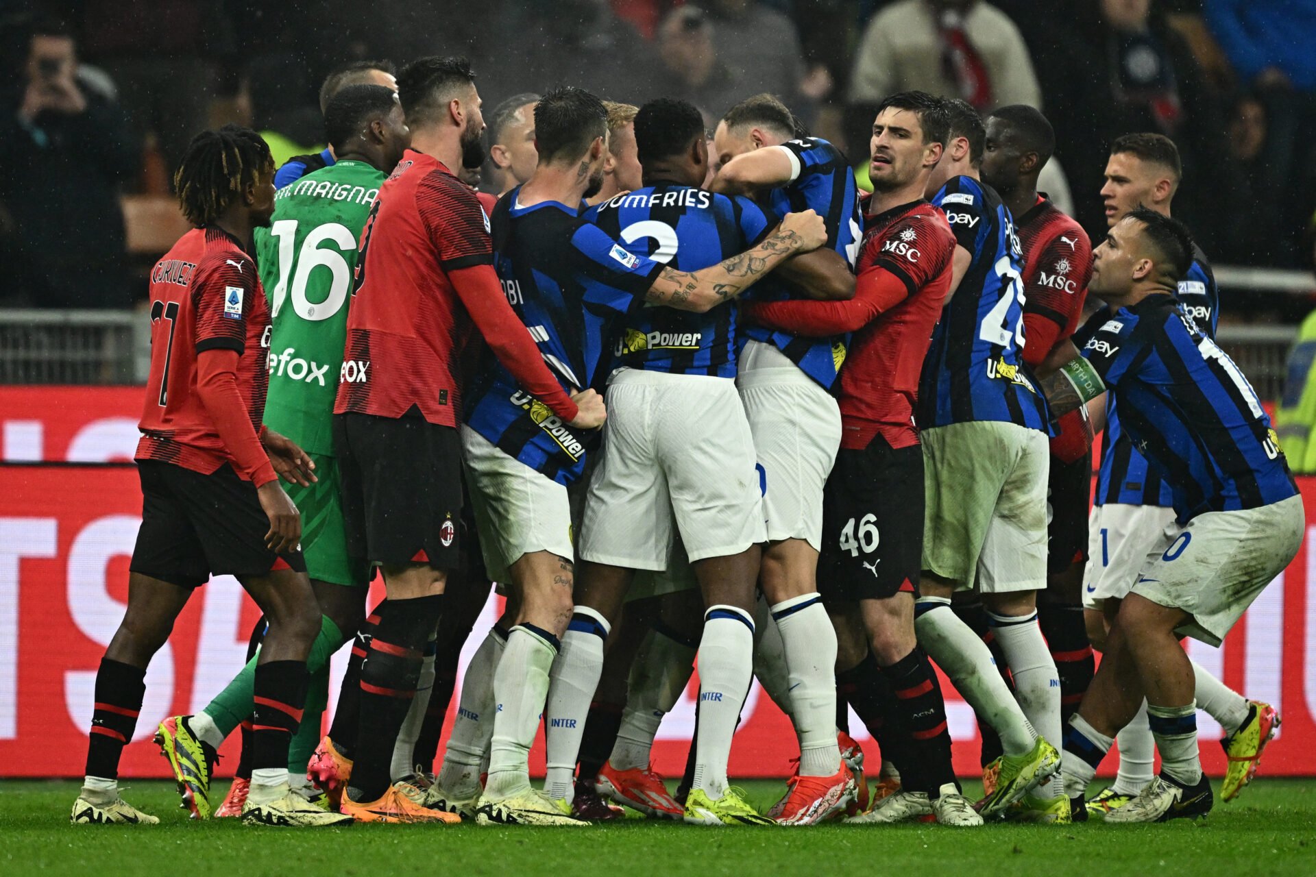 Confusão generalizada entre jogadores de Milan e Inter de Milão - Gabriel Bouys/AFP