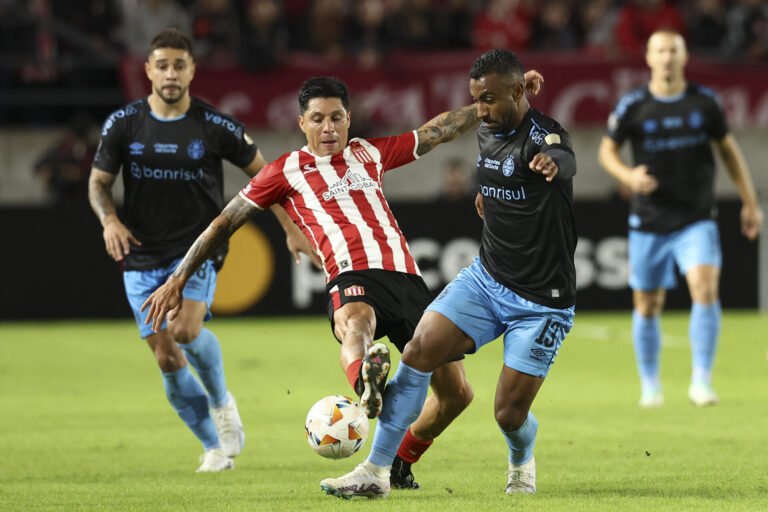 Grêmio consegue resultado heroico contra Estudiantes e segue vivo na Libertadores