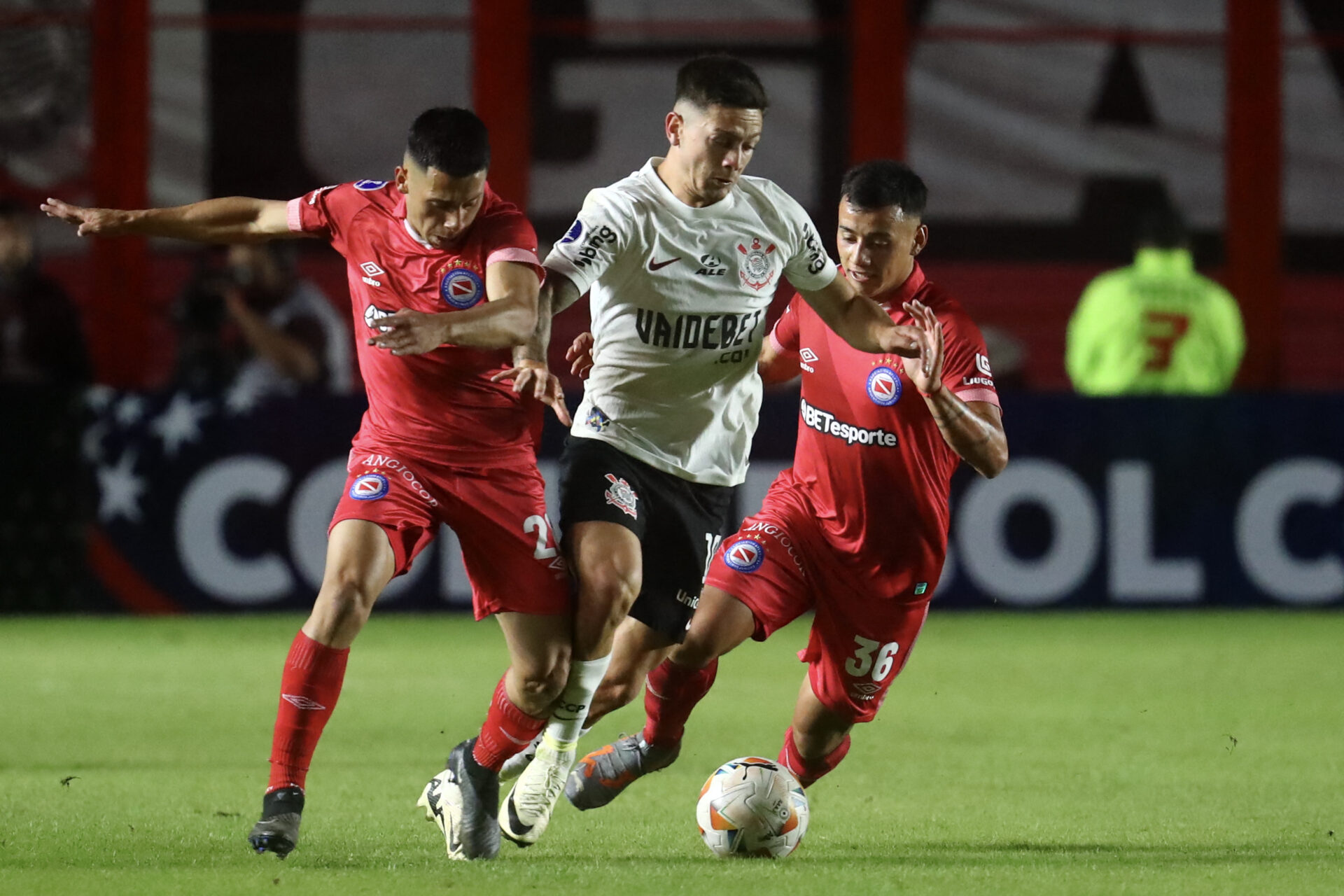 Corinthians perde para Argentinos Jrs. na Sul-Americana e vê crise aumentar