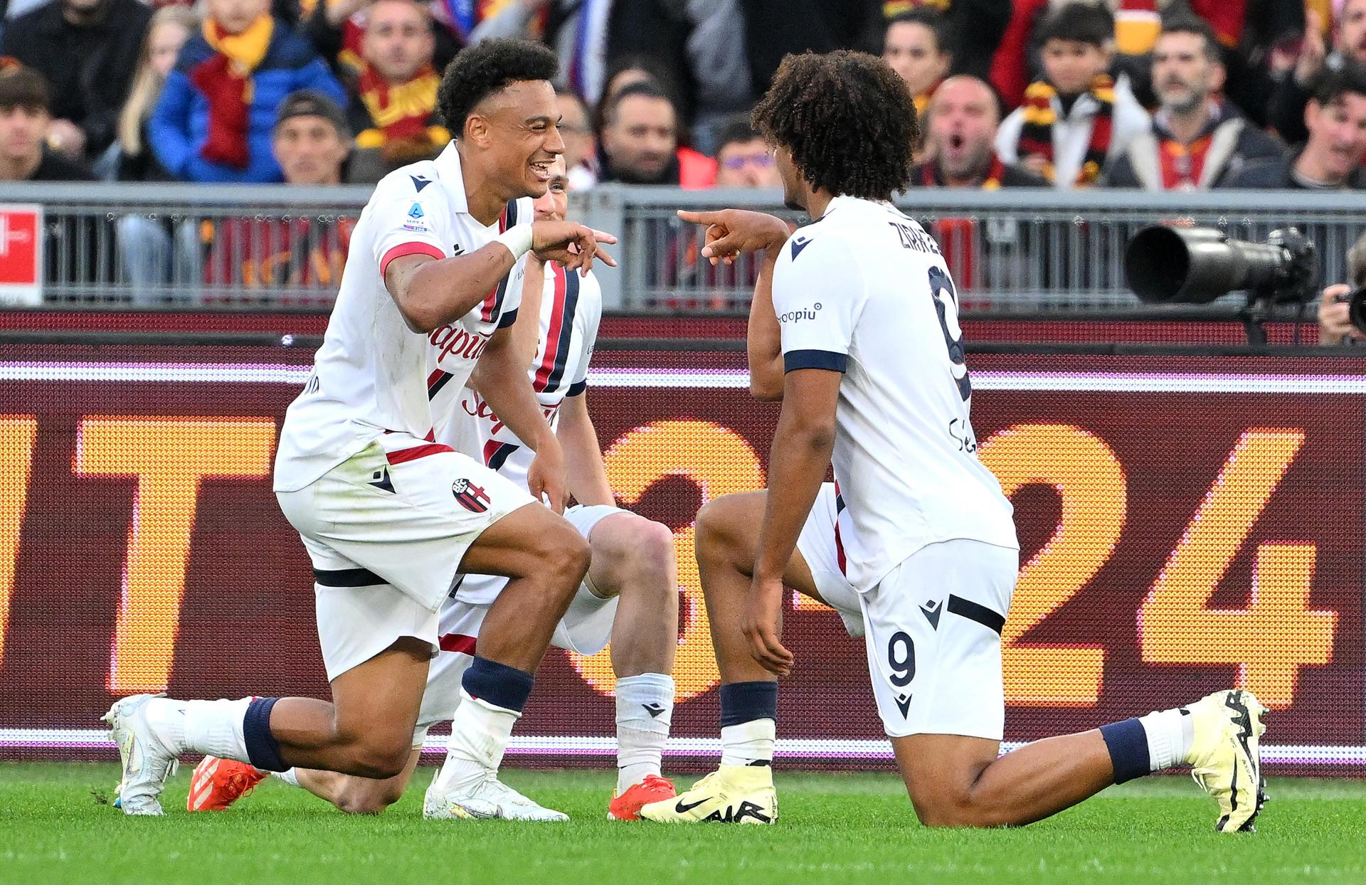 Equipe do Bologna comemora um dos gols da vitória sobre a Roma - EFE/EPA/ETTORE FERRARI