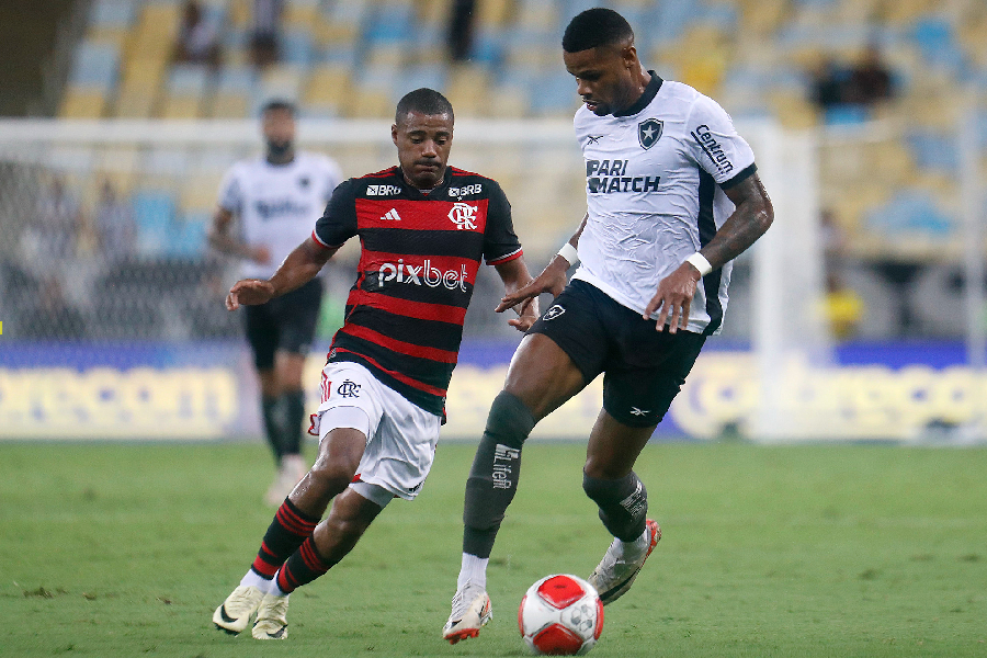 Junior Santos e De La Cruz em clássico disputado nesse ano - Vitor Silva/Botafogo
