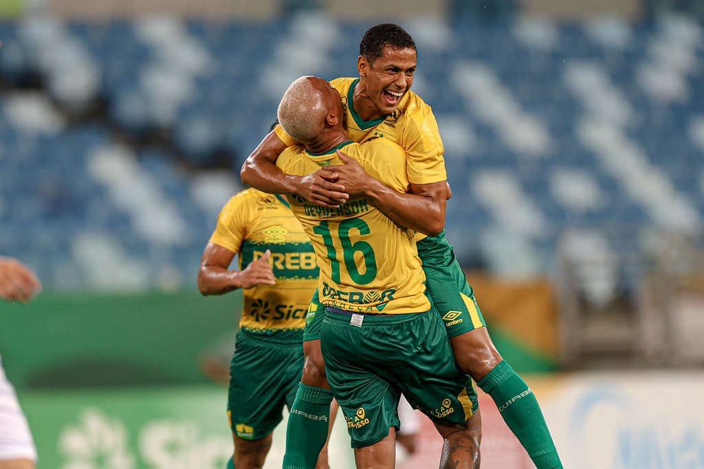 Bruno Alves comemora gol com Deyverson, artilheiro do Cuiabá - AsCom