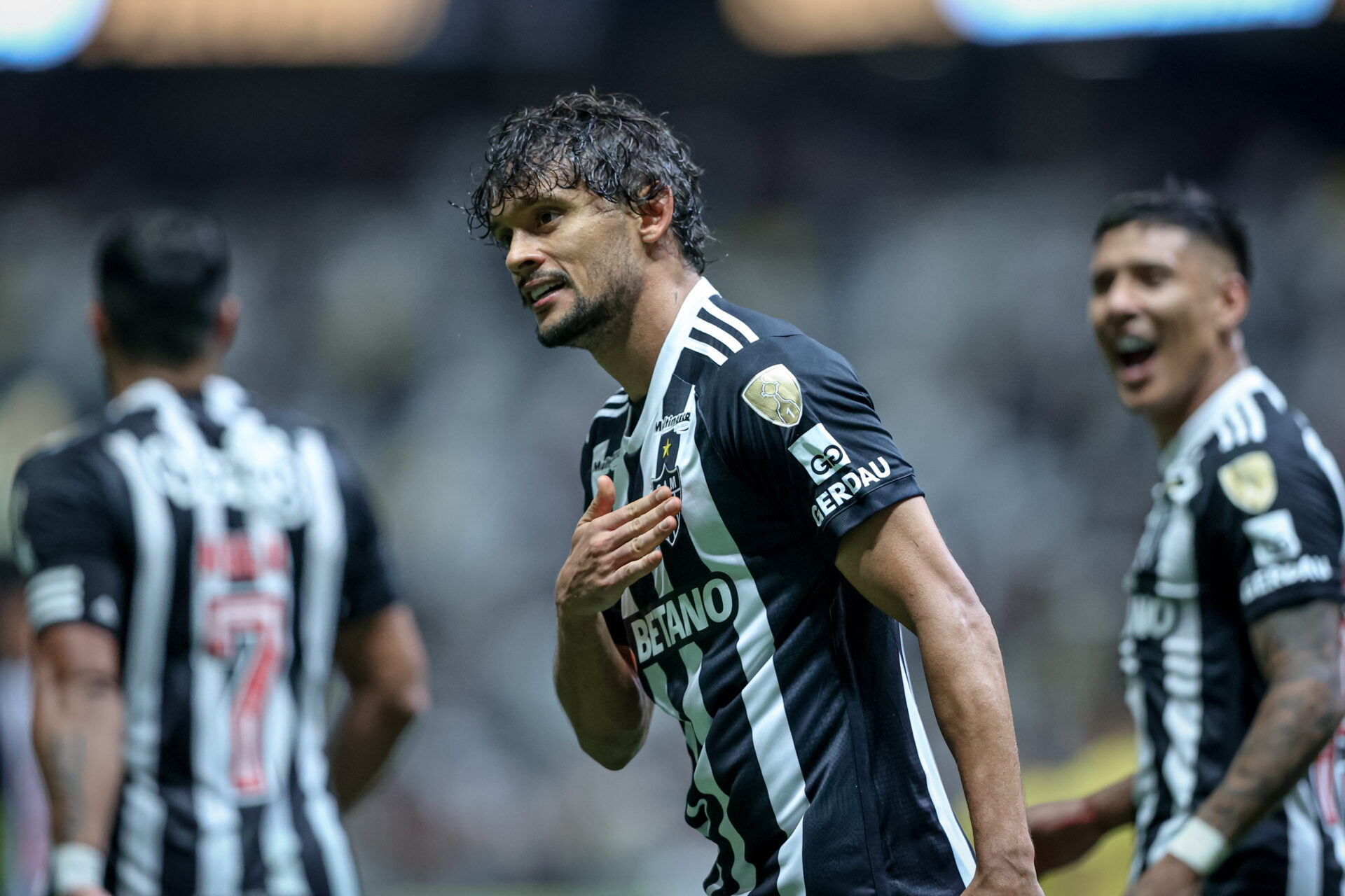 Galo bate Peñarol com susto no final e segue líder e 100% na Libertadores