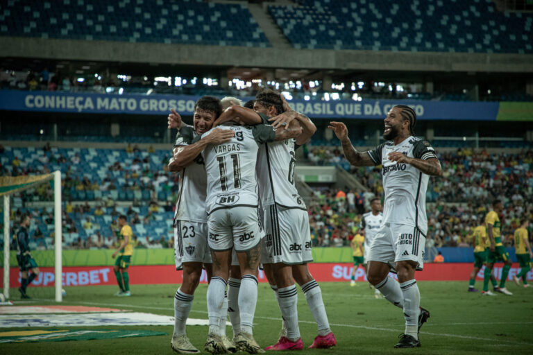Galo bate o lanterna Cuiabá e assume a liderança provisória do Brasileirão