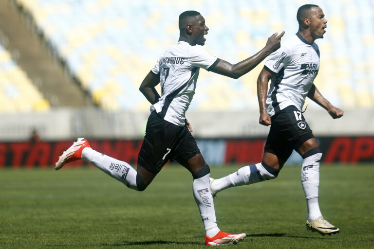Botafogo vence clássico contra o Flamengo e assume a liderança