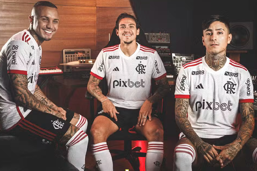 Flamengo lança uniforme 2 com homenagem ao som da torcida