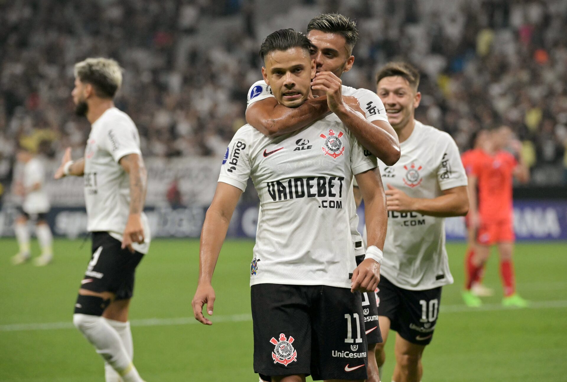 Corinthians goleia o Nacional na Copa Sul-Americana em noite de Romero