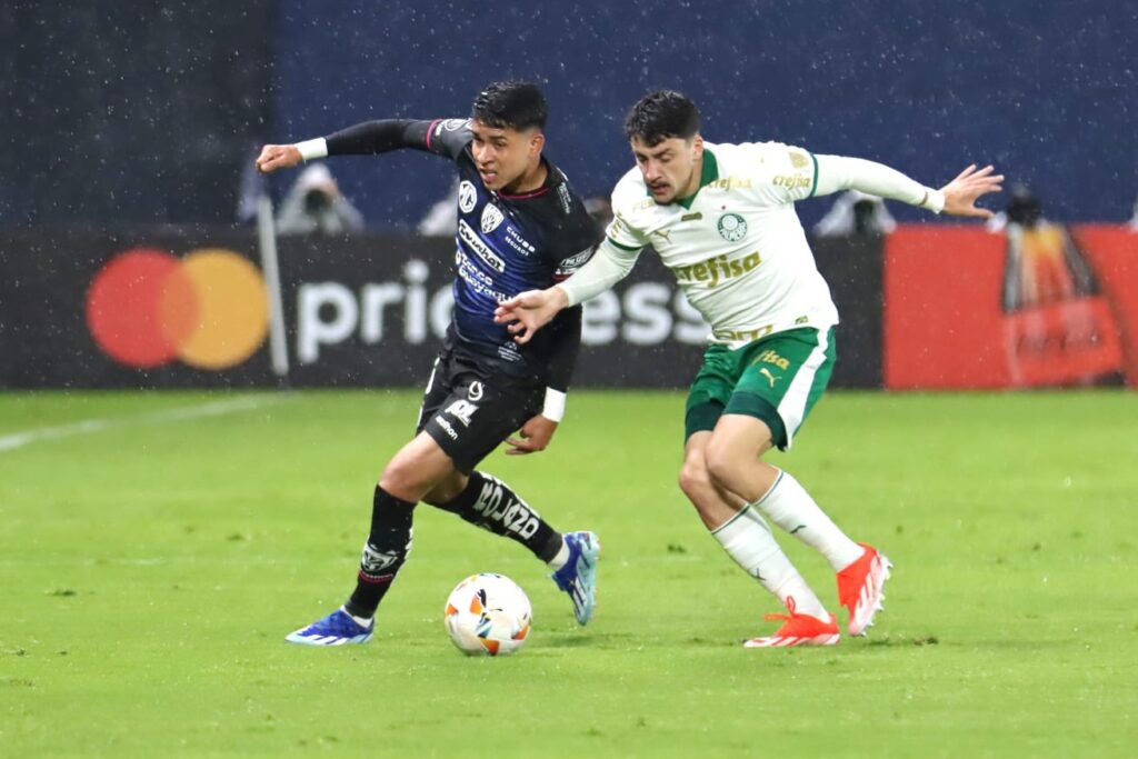 Páez foi marcado de perto pelo lateral Piquerez - Independiente del Valle/Divulgação