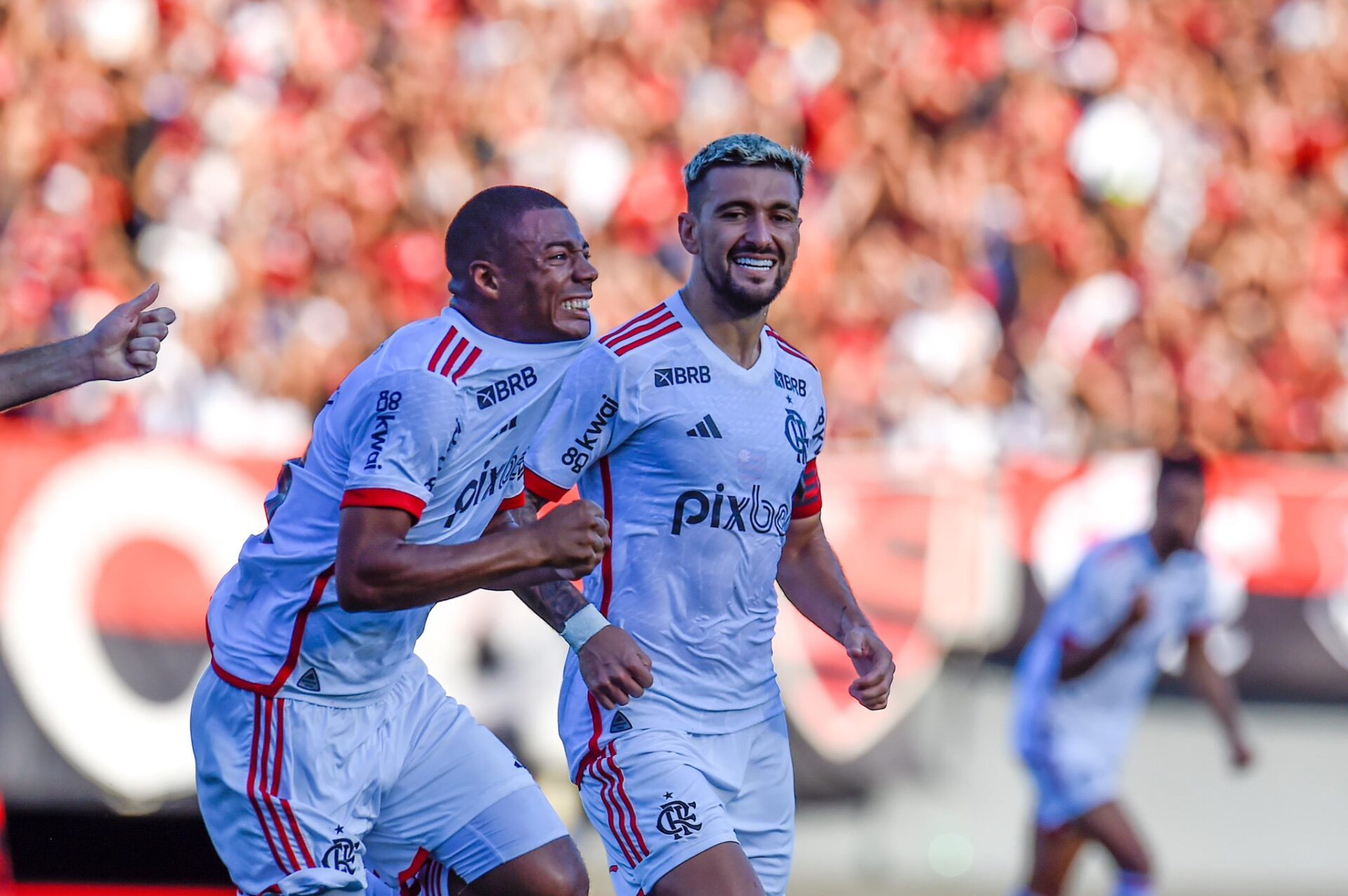 Flamengo vence o Atlético-GO com pênalti polêmico nos acréscimos