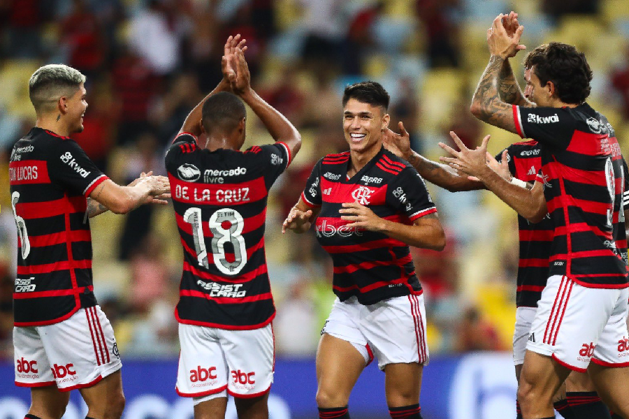 Flamengo vence o São Paulo e termina rodada na liderança no Brasileirão