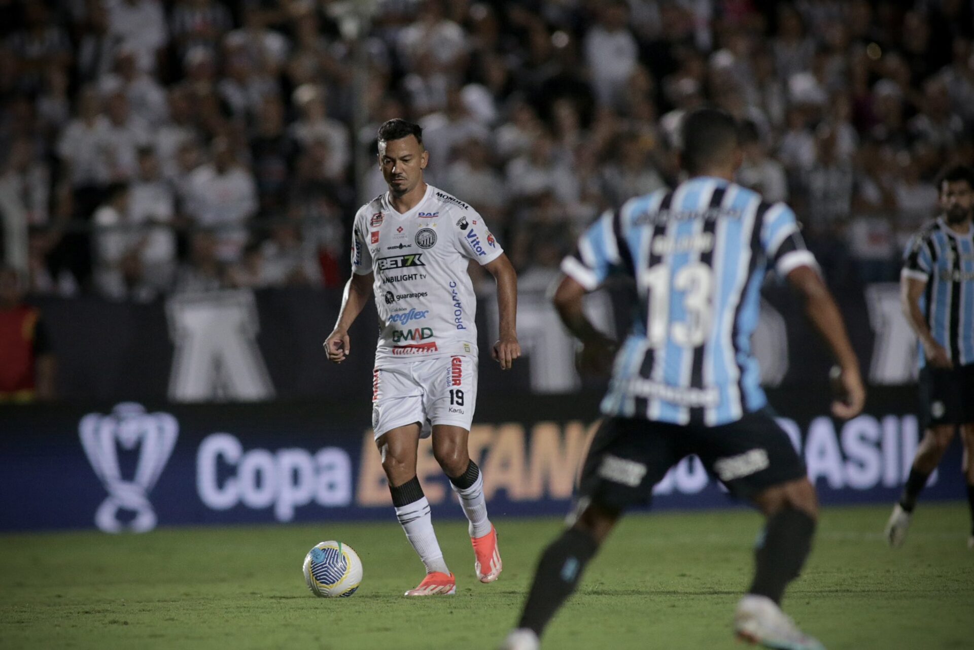 Grêmio empata sem gols com Operário e leva decisão para casa