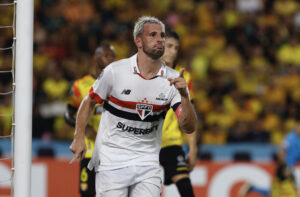 Calleri supera ídolos e se aproxima de recorde de gols no São Paulo