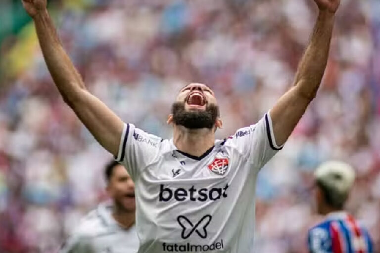 Vitória empata com Bahia e é campeão baiano após sete anos