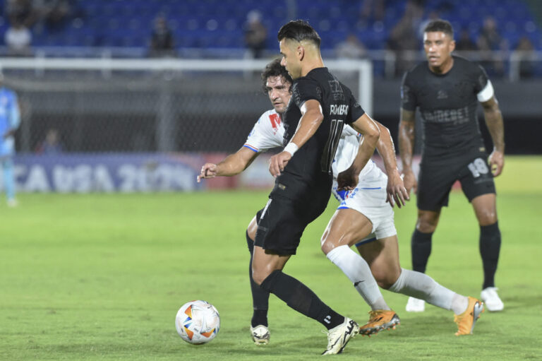 Corinthians faz valer o favoritismo e vence o Nacional no Paraguai