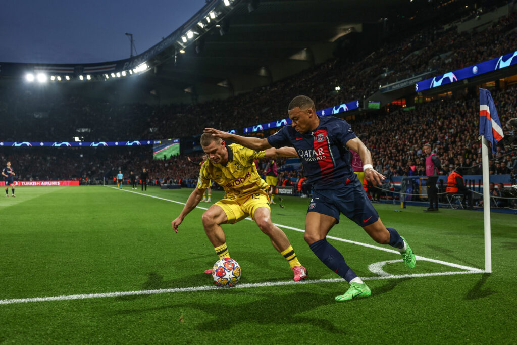 Mbappé tenta vencer a forte marcação dos alemães na partida - Franck Fife/AFP