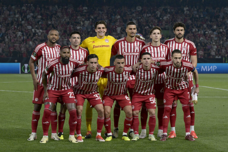 Olympiacos faz história contra Fiorentina e é campeão da Conference League