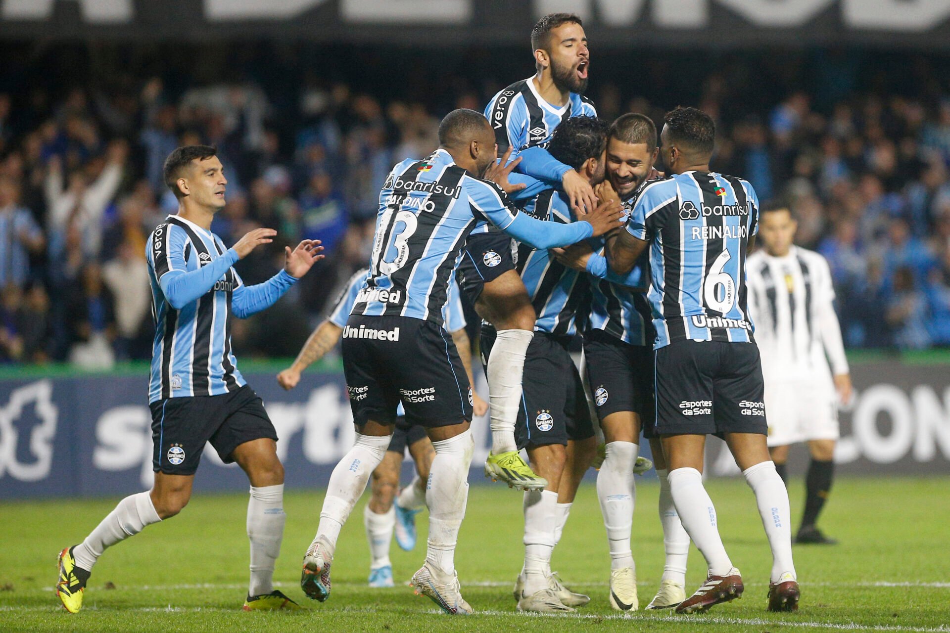 Grêmio retorna ao futebol com goleada contra The Strongest pela Libertadores