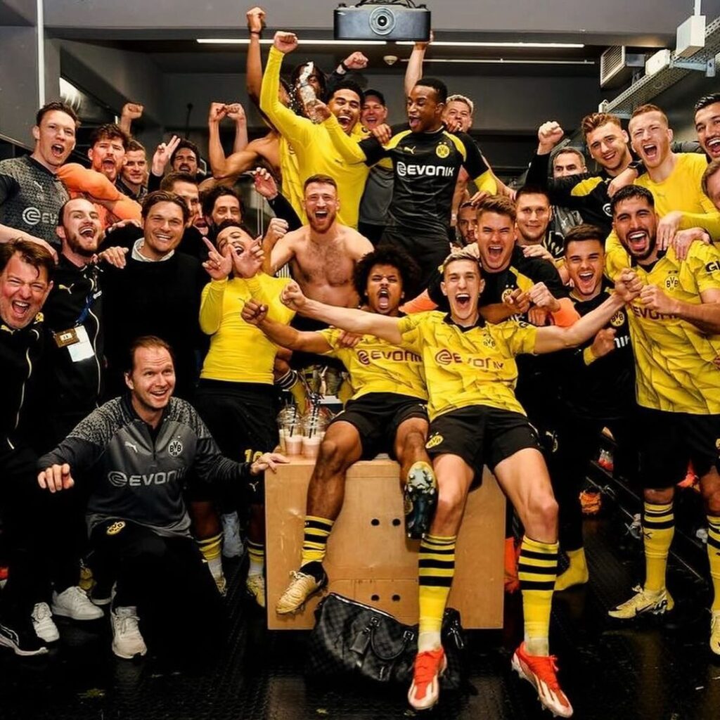 Vestiário do Borussia Dortmund após classificação na Champions League - Reprodução / Instagram