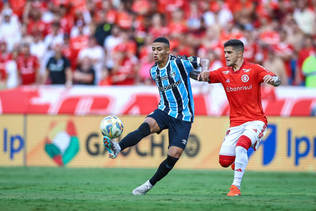 Os rivais Grêmio e Internacional são um dos poucos clubes cujo principal patrocínio não é das casas de apostas - LUCAS UEBEL/GREMIO FBPA
