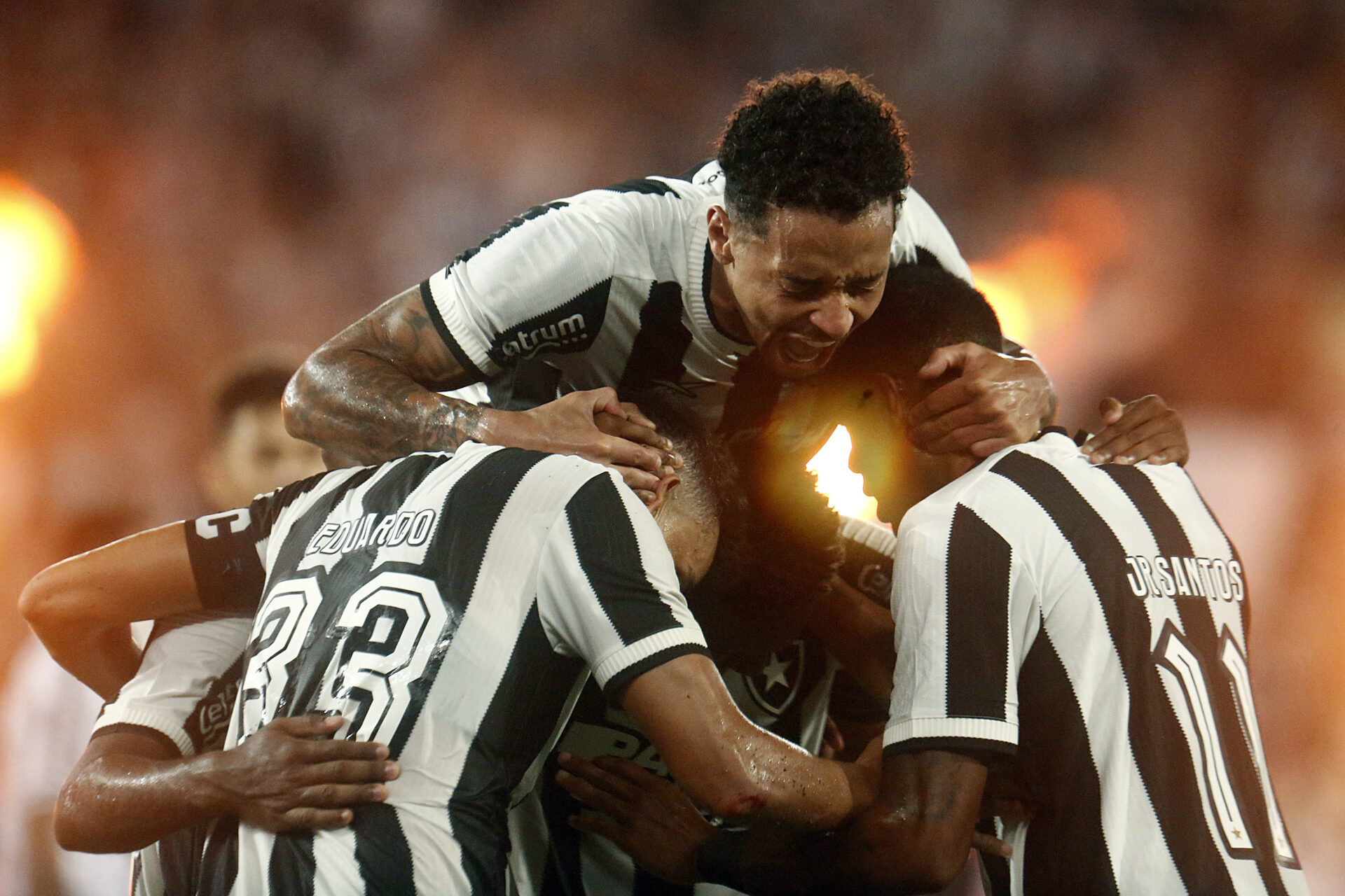Botafogo supera o Vitória na reta final e constrói vantagem na Copa do Brasil